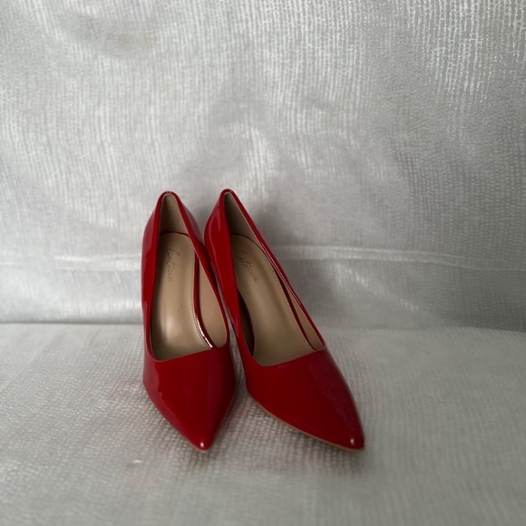 Leticia, red faux patent leather dress shoe, size 9 - Picture 3 of 5